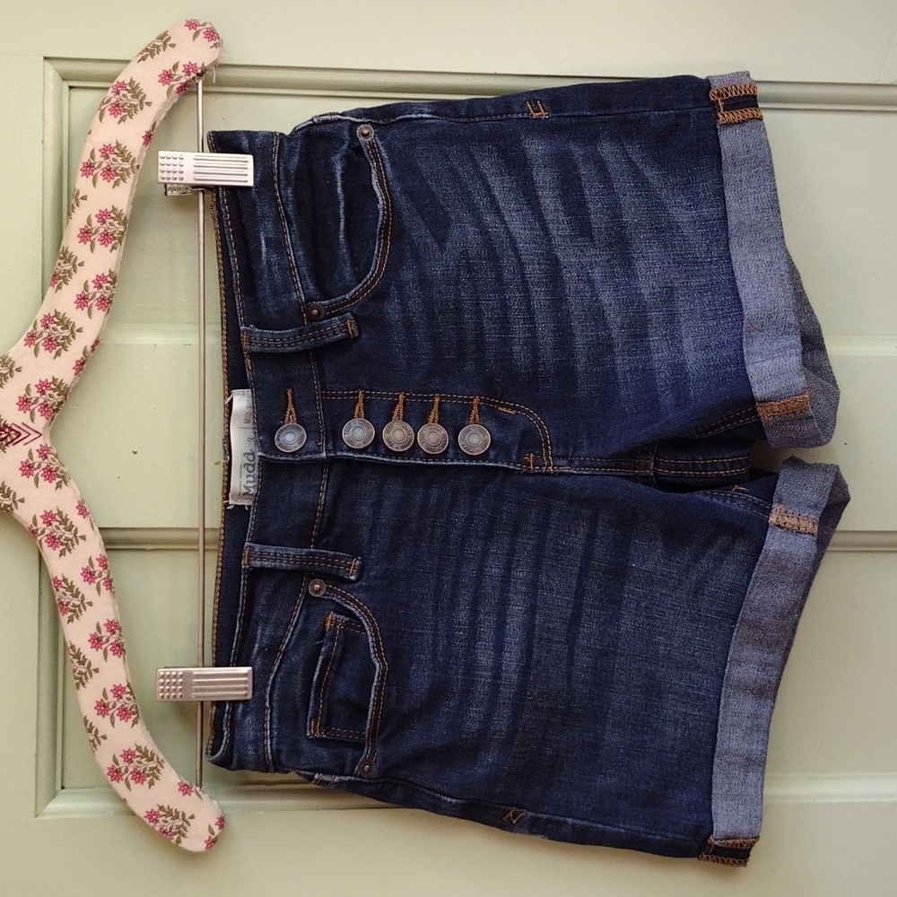 Women's Mudd size 3 dark wash 5 button cuff short